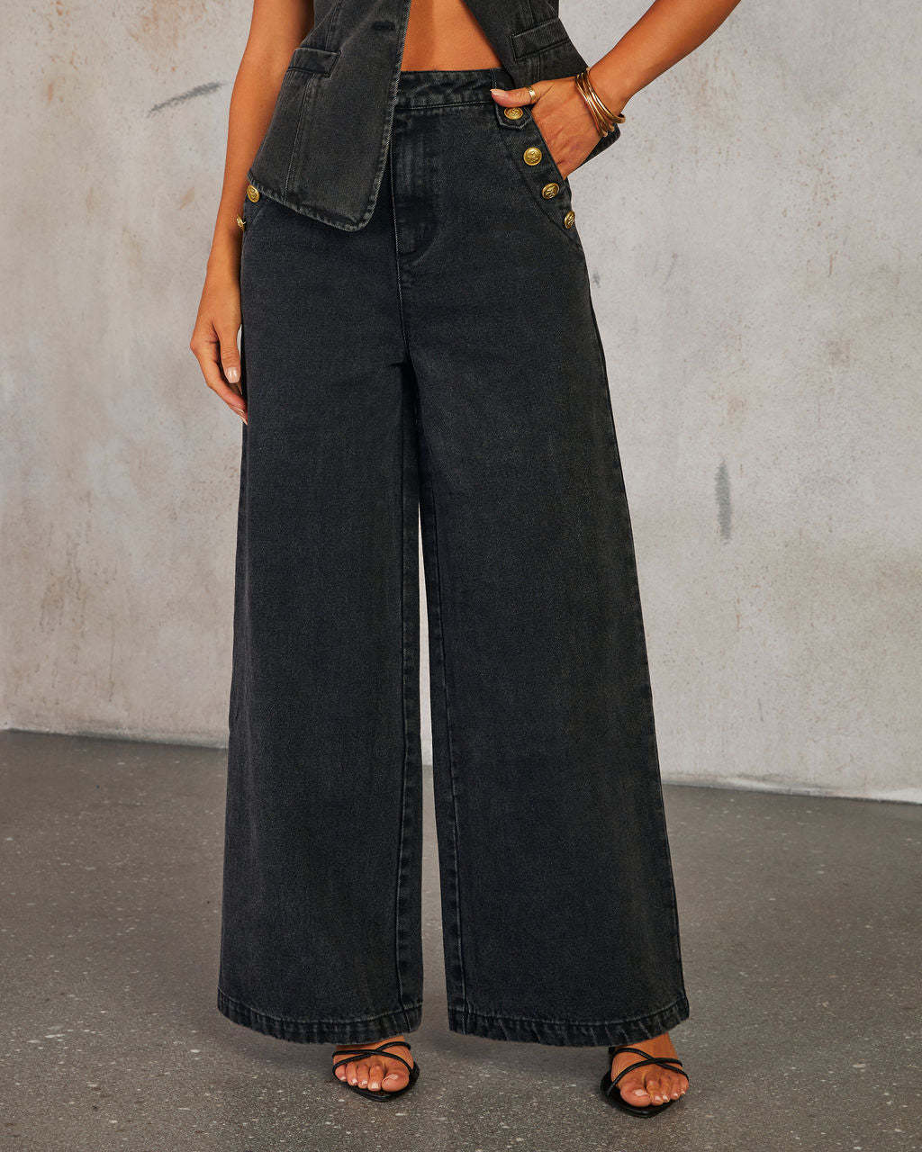 CORINNE | Komplett in Denim mit raffinierten Details