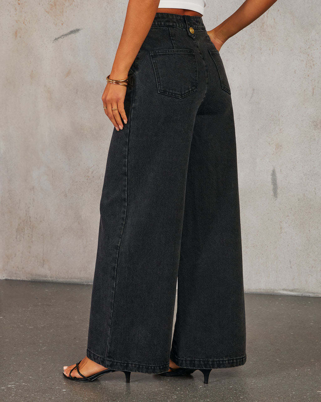 CORINNE | Komplett in Denim mit raffinierten Details