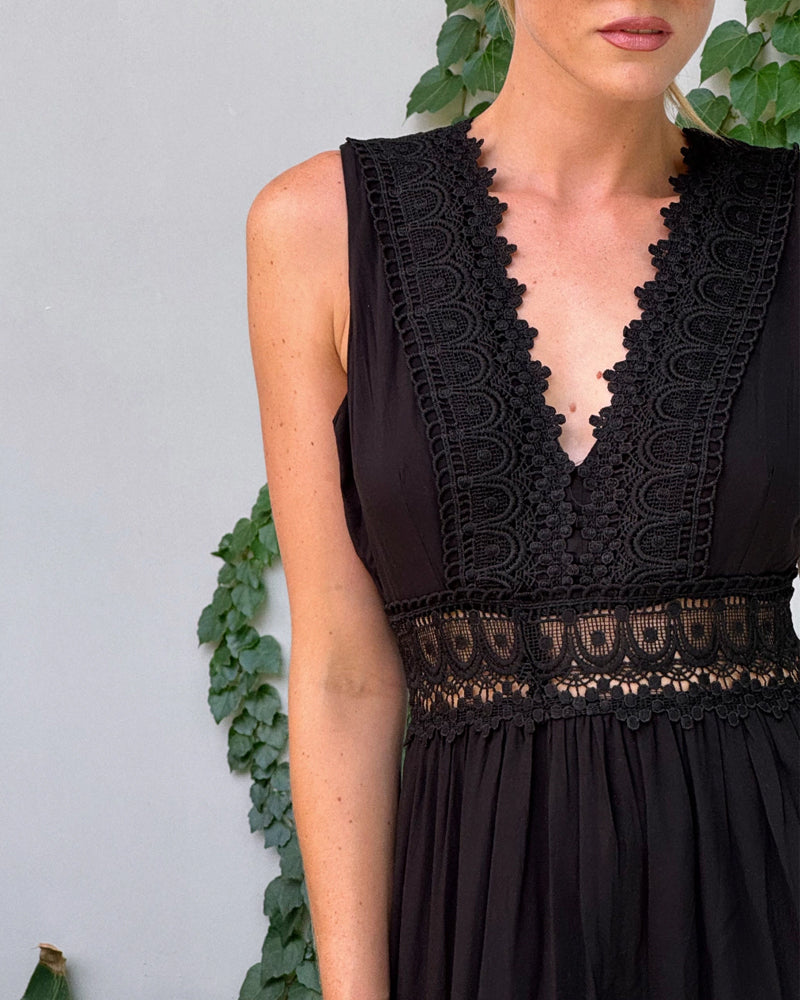 Königsallee Atelier™ | Ärmelloses Midikleid im Boho-Stil mit Spitzendetails
