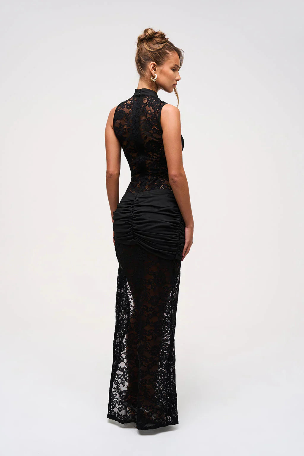 SARA | Langes Spitzenkleid mit V-Ausschnitt